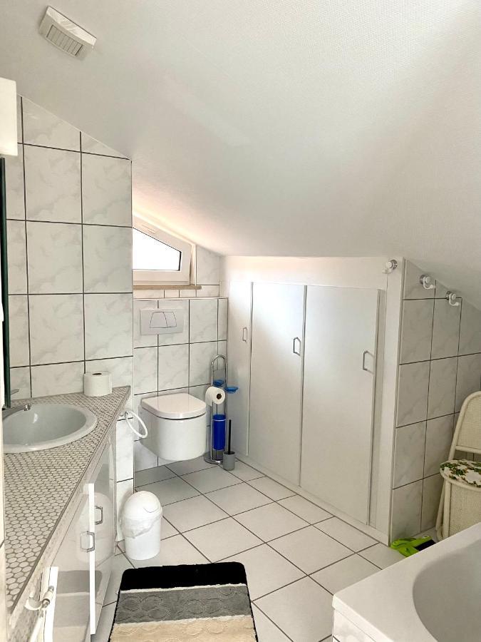 Moeblierte 3 Zimmer Apartment - Mit Smart Tv, Wlan Und Kostenfreie Parkplaetze Schloß Holte-Stukenbrock المظهر الخارجي الصورة